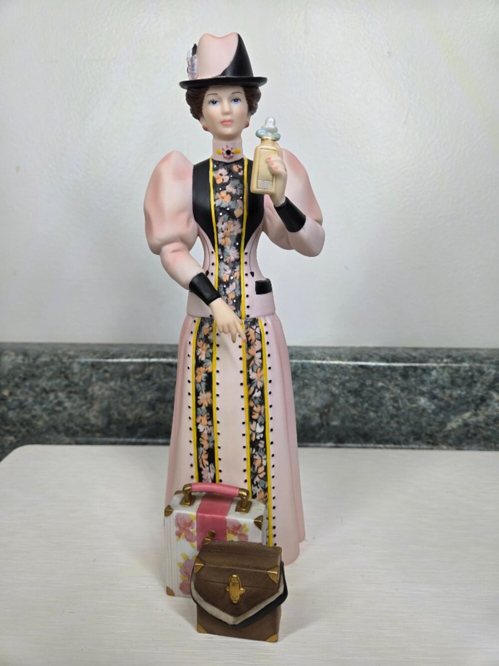 2004 Avon Mrs. P.F.E. Albee President's Club Award Porcelain Figurine Victorian